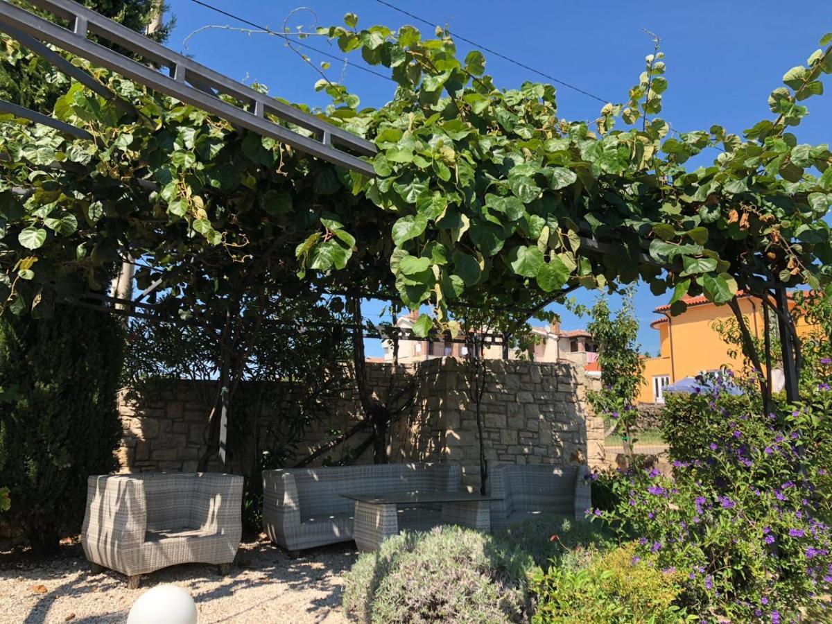 Casa Stefanie Villa Kaštelir Exteriör bild